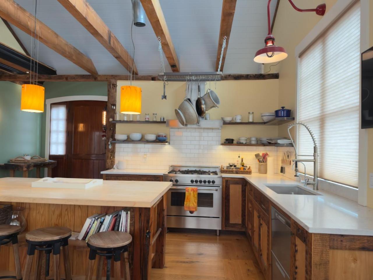 Готель Magical Post And Beam Loft Downtown Newport! Екстер'єр фото