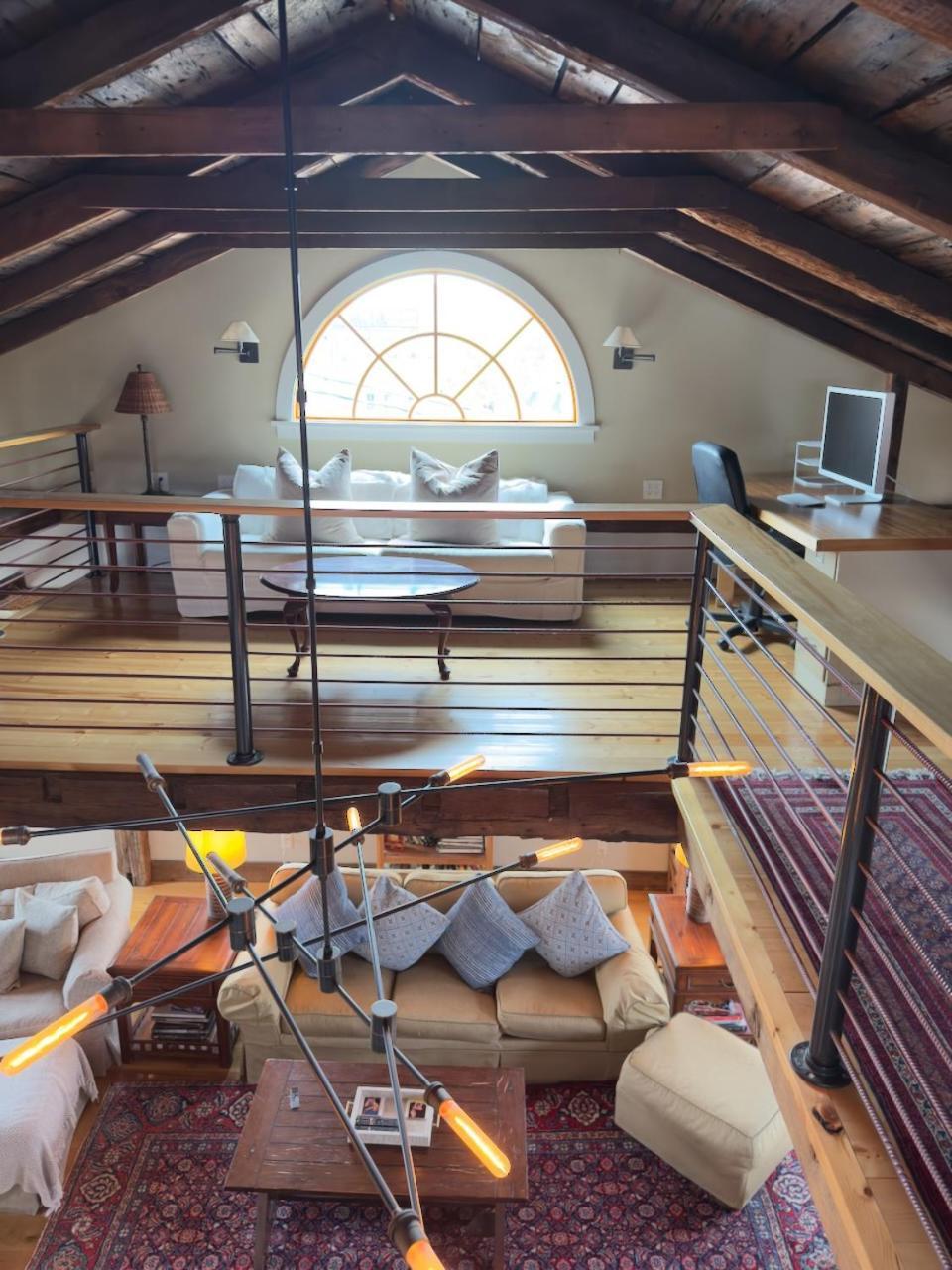 Готель Magical Post And Beam Loft Downtown Newport! Екстер'єр фото