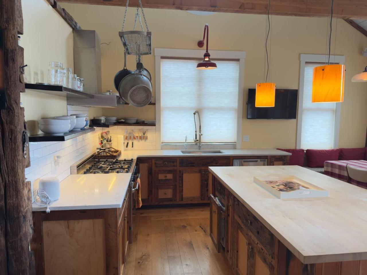 Готель Magical Post And Beam Loft Downtown Newport! Екстер'єр фото